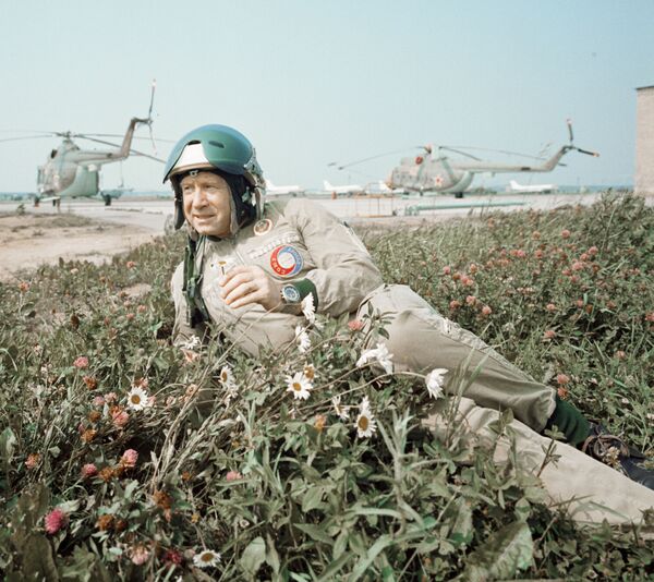 Aleksei Leonov, piloto-cosmonauta da URSS após voo de treino - Sputnik Brasil