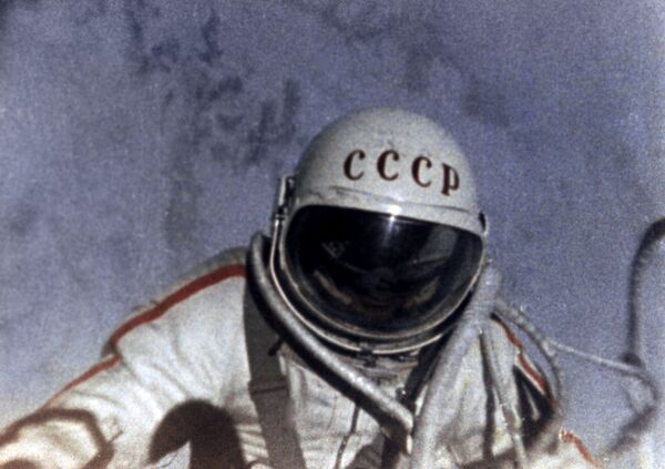 Aleksei Leonov em cena do documentário De traje espacial acima do planeta - Sputnik Brasil
