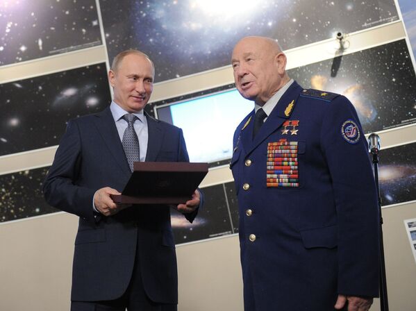 Vladimir Putin entrega o Prêmio Yuri Gagarin ao cosmonauta Aleksei Leonov - Sputnik Brasil