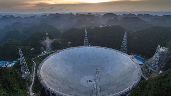 Maior radiotelescópio esférico do mundo em Guizhou, China - Sputnik Brasil