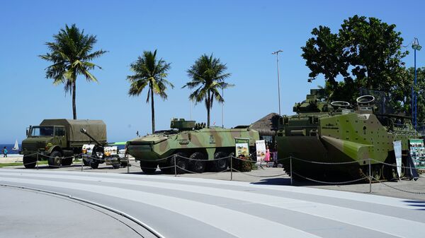 Veículos militares em exposição na Escola Naval da Marinha do Brasil, no Rio de Janeiro - Sputnik Brasil