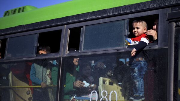 Criança refugiada olha pela janela do ônibus que a leva de volta para a casa, na Síria, em janeiro de 2019 - Sputnik Brasil