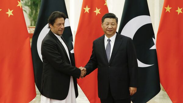 Presidente chinês Xi Jinping com o primeiro-ministro do Paquistão, Imran Khan - Sputnik Brasil