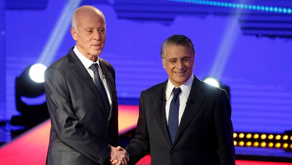 Kais Saied (esquerda) e Nabil Karoui (direita), presidenciáveis da Tunísia. Saied será o próximo presidente, indica pesquisa de boca de urna e contagem parcial dos votos. - Sputnik Brasil