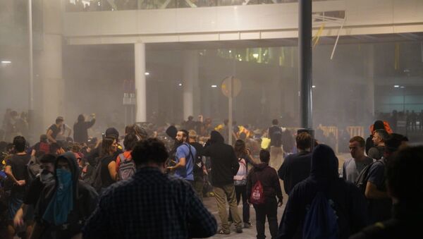 Manifestantes pró-independência da Catalunha entram em confronto com a Polícia no aeroporto de Barcelona. - Sputnik Brasil