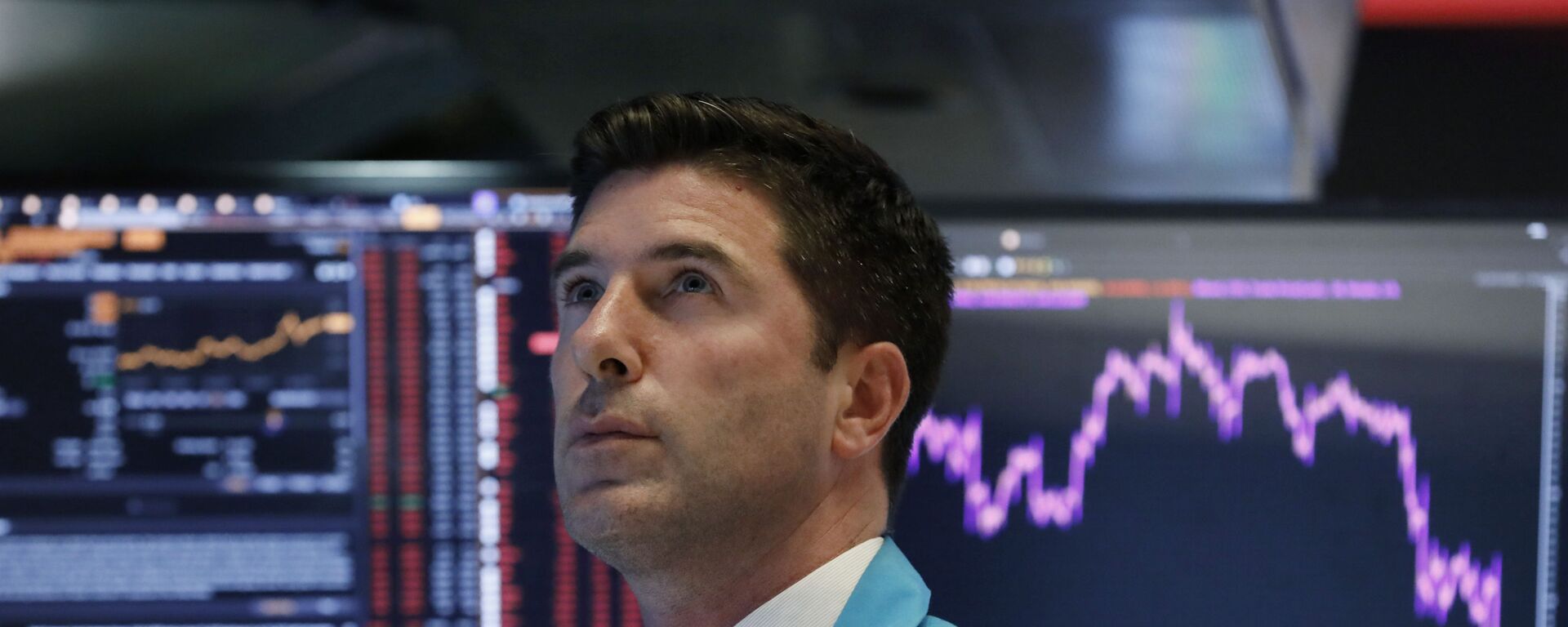 Trader em Wall Street observa queda brusca no índice Dow Jones, em Agosto de 2019.  - Sputnik Brasil, 1920, 05.07.2022