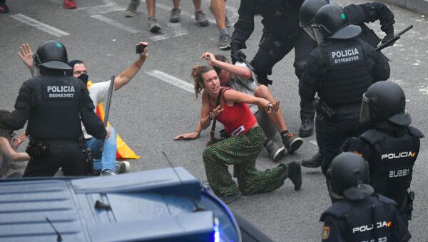 Manifestantes colidem com policiais espanhóis fora do aeroporto El Prat, em Barcelona, em 14 de outubro de 2019, quando milhares de manifestantes furiosos saíram às ruas depois que a Suprema Corte da Espanha condenou nove líderes separatistas catalães a entre nove e 13 anos de prisão por sedição na sequência da fracassada tentativa de declaração de independência em 2017 - Sputnik Brasil