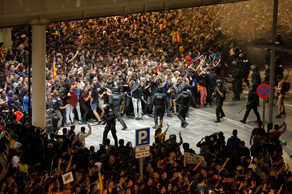 Enquanto as notícias eram divulgadas, os manifestantes saíram em massa, bloqueando ruas em Barcelona e em outros lugares, enquanto a polícia se preparava para o que os ativistas disseram que seria uma resposta em massa de desobediência civil - Sputnik Brasil