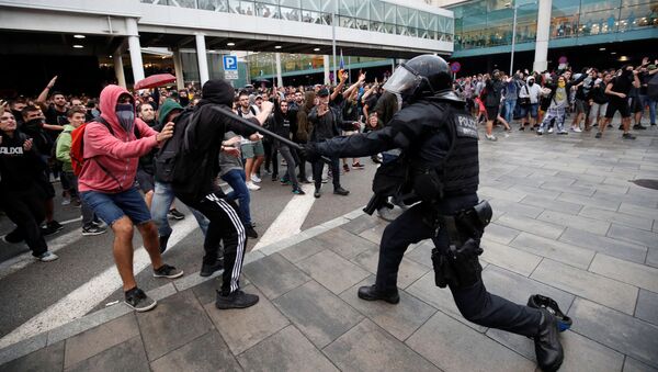 Policiais chocam com manifestantes que protestam no aeroporto após veredicto em um julgamento em torno do proibido referendo pela independência, em Barcelona, Espanha, 14 de outubro de 2019 - Sputnik Brasil