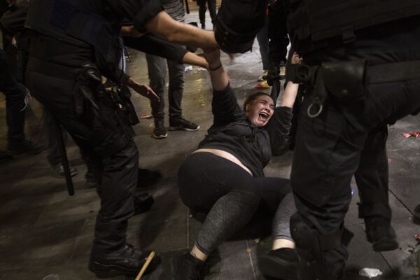 Policiais entram em confronto com manifestantes em frente ao aeroporto El Prat, em Barcelona - Sputnik Brasil