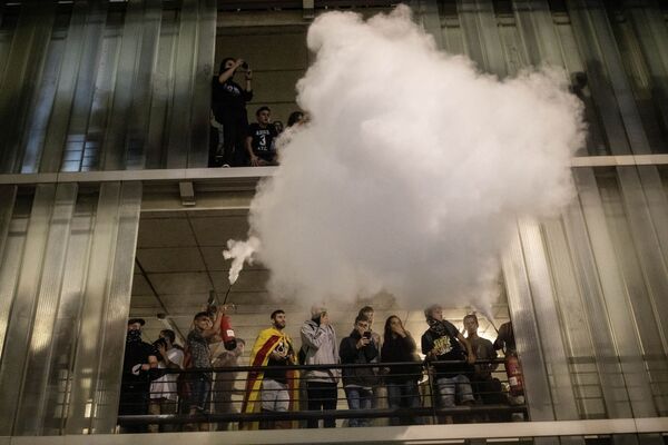 Manifestante usa extintor de incêndio contra a polícia, que não se vê na fotografia, durante uma manifestação - Sputnik Brasil