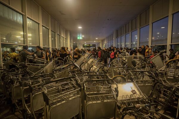 Manifestantes bloqueiam uma das entradas no aeroporto El Prat - Sputnik Brasil