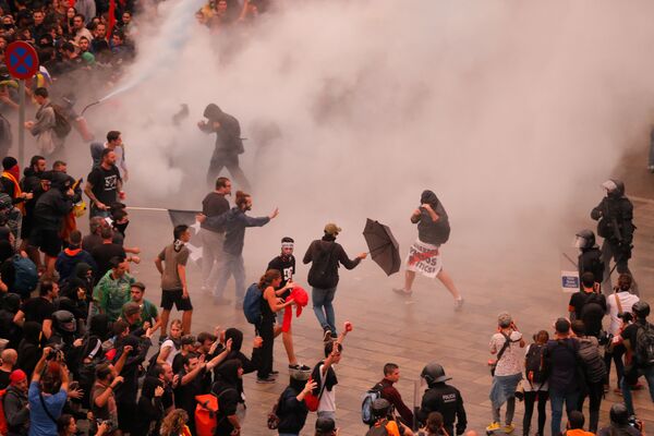 Manifestantes colidem com policiais espanhóis fora do aeroporto El Prat - Sputnik Brasil