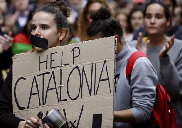 Independentistas da Catalunha gritam slogans durante um protesto em frente à embaixada espanhola em Bruxelas - Sputnik Brasil