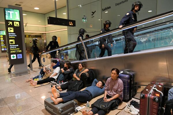 Polícia espanhola caminha pelo meio dos passageiros à espera em El Prat - Sputnik Brasil
