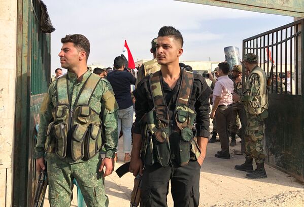 Soldados do Exército sírio na cidade de Manbij, situada no nordeste do país, a leste do rio Eufrates - Sputnik Brasil