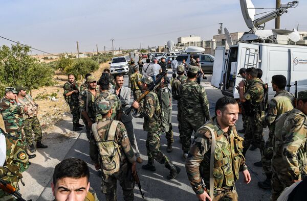 Forças sírias passam por jornalistas posicionados na cidade de Manbij, no nordeste da província de Aleppo - Sputnik Brasil