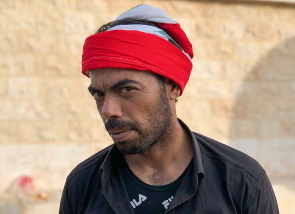 Morador da cidade síria de Manbij, que recebeu reforços do Exército sírio para proteção de possíveis ações da Turquia - Sputnik Brasil