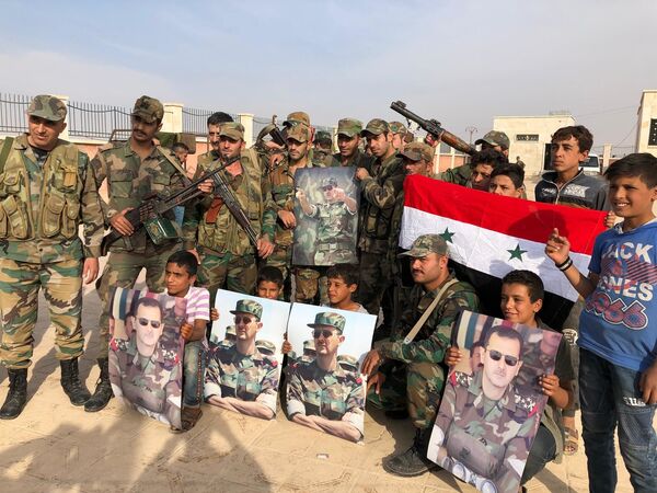 Moradores da cidade de Manbij recebem soldados do Exército sírio, mobilizados para proteger a cidade em caso de ofensiva turca - Sputnik Brasil
