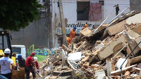 Bombeiros fazem buscas por sobreviventes nos escombros do Edifício Andrea, que desabou em área nobre de Fortaleza (CE) - Sputnik Brasil