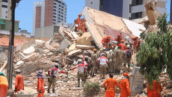 Movimentação após desabamento do prédio residencial no bairro Dionísio Torres, área nobre de Fortaleza (CE). - Sputnik Brasil