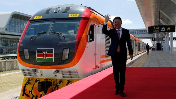 Diretor geral do departamento de assuntos africanos do Ministério das Relações Exteriores, Wu Peng, ao lado da nova ferrovia construída no país africano com financiamento de US$ 1,5 bilhão de Pequim - Sputnik Brasil