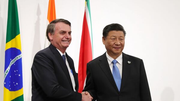 Jair Bolsonaro e o presidente da China, Xi Jinping, posam para foto durante encontro do G20, em Osaka. - Sputnik Brasil