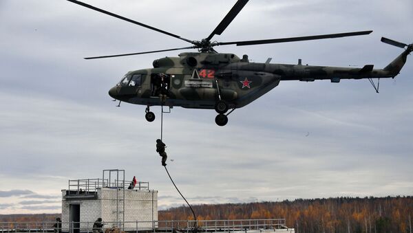 Soldados em Helicóptero Mi-8 treinam a evacuação de civis em caso de ataque estrangeiro - Sputnik Brasil