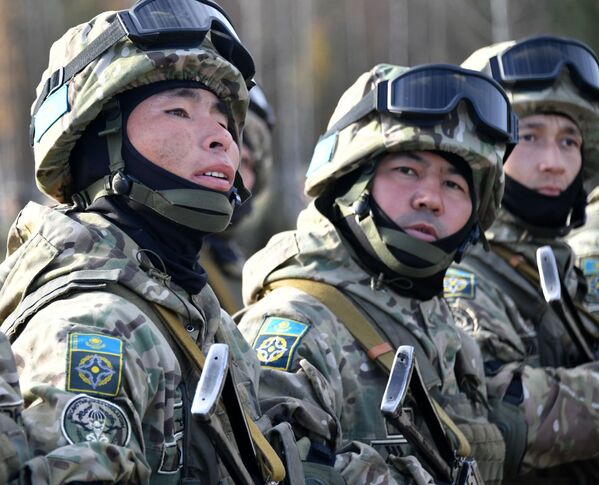 Soldados do Cazaquistão participam da cerimônia de abertura dos exercícios militares  - Sputnik Brasil
