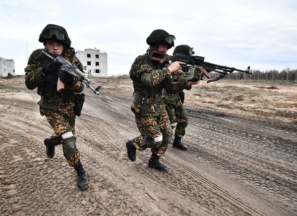 Membros da Força Coletiva de Reação Rápida (CRRF, na sigla em inglês) conduzem treinamento de operação para libertar vila de terroristas - Sputnik Brasil