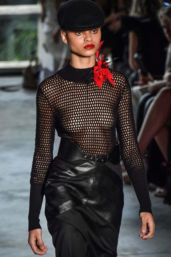 Modelo veste uma criação de autoria do estilista Reinaldo Lourenço durante a semana de moda de São Paulo 
 - Sputnik Brasil