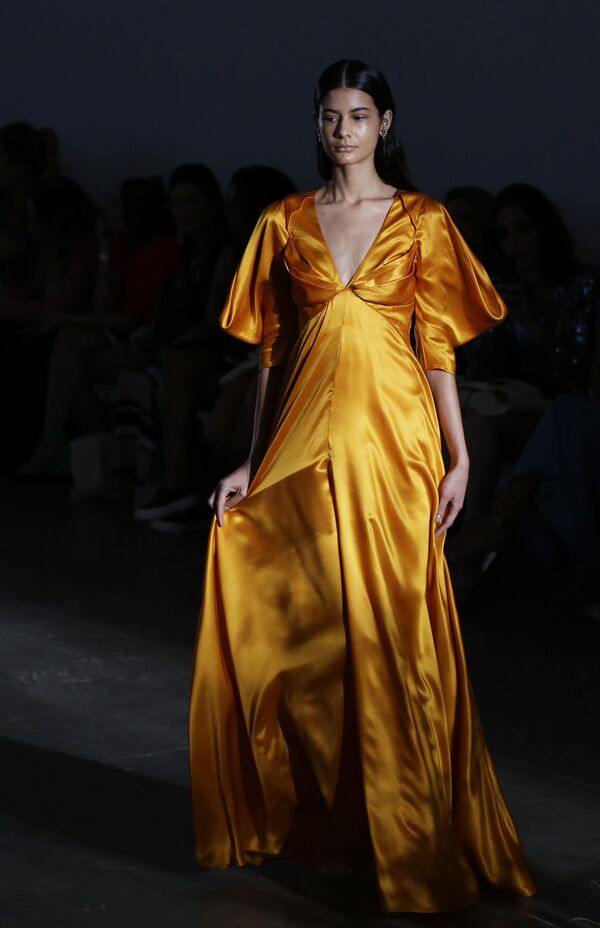 Este vestido de Fabiana Milazzo também foi alvo de muita atenção na semana de moda no Brasil 
 - Sputnik Brasil