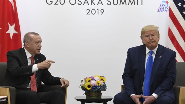Presidente dos EUA Donald Trump e presidente da Turquia Recep Erdogan durante o encontro na cúpula do G20 em Osaka - Sputnik Brasil