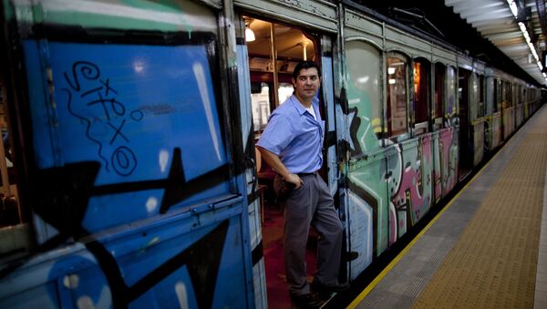 Vagões de madeira históricos ainda em funcionamento no metrô de Buenos Aires, Argentina - Sputnik Brasil