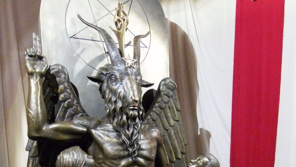 Estátua de bronze de Baphomet,  divindade alada com cabeça de cabra que foi associada ao satanismo e ao ocultismo - Sputnik Brasil