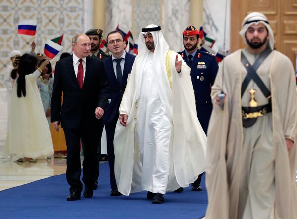 Presidente da Rússia, Vladimir Putin, e o príncipe herdeiro de Abu Dhabi, Mohammed bin Zayed Al Nahyan, durante a cerimônia do encontro oficial - Sputnik Brasil