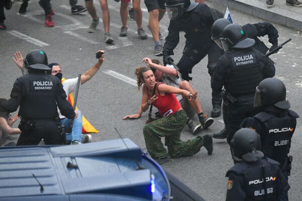Confrontos entre manifestantes e a polícia perto do aeroporto de El Prat, Barcelona, Espanha - Sputnik Brasil