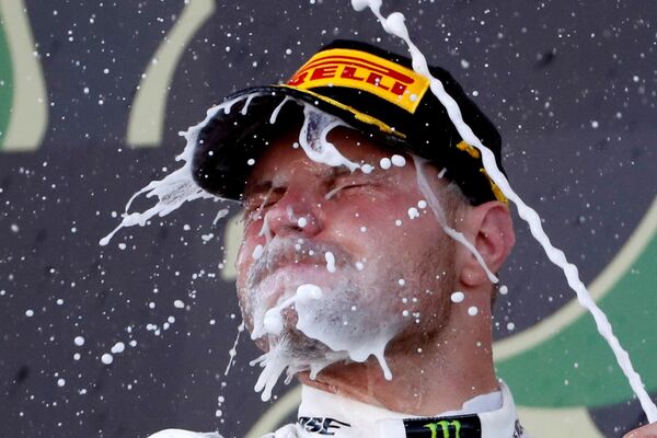 Piloto da equipe da Mercedes Valtteri Bottas celebra a vitória no Grande Prêmio do Japão, na classe de carros de Fórmula 1 - Sputnik Brasil