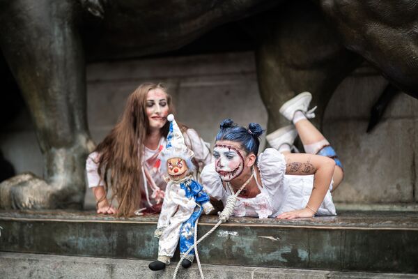 Meninas de trajes de zumbi participam do evento Zombie Walk em Paris, na França - Sputnik Brasil