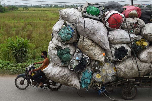 Lixeiro transporta resíduos plásticos para reciclagem em Hanói, no Vietnã - Sputnik Brasil