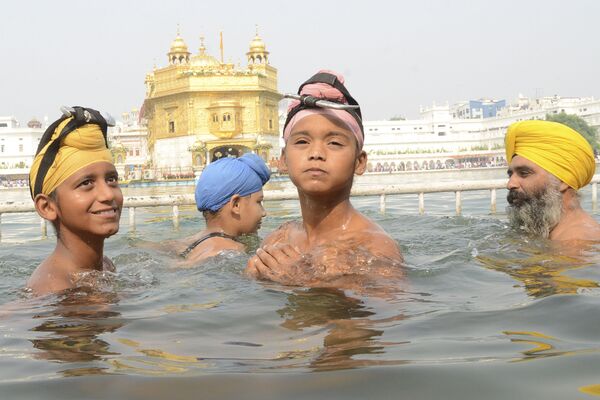 Siques durante banhos no lago do Templo Dourado na cidade de Amritsar - Sputnik Brasil