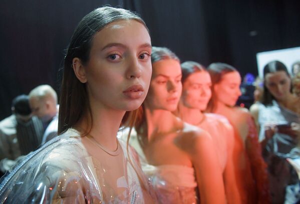Modelo no camarim antes do desfile de moda durante o evento Mercedes-Benz Fashion Week Russia, em Moscou - Sputnik Brasil