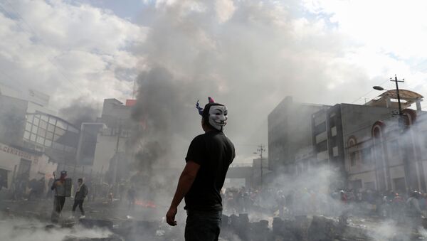 Manifestante com máscara do Anonymous durante ação de protesto no Equador - Sputnik Brasil