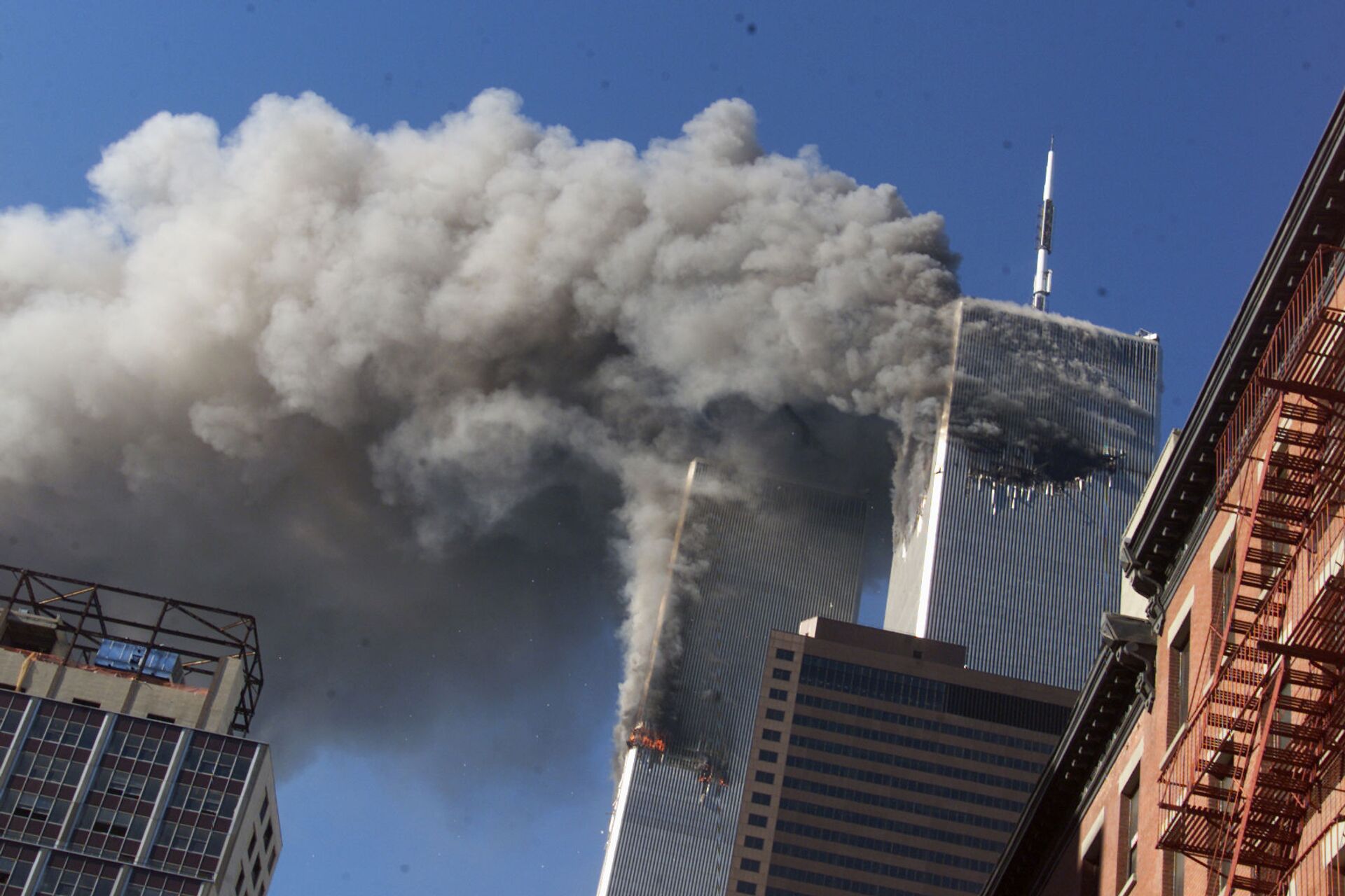 Fumaça proveniente das Torres Gêmeas em chamas do World Trade Center depois que aviões sequestrados se chocaram contra as torres, em Nova York, 11 de setembro de 2001. - Sputnik Brasil, 1920, 09.11.2021