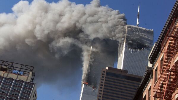 Fumaça proveniente das Torres Gêmeas em chamas do World Trade Center depois que aviões sequestrados se chocaram contra as torres, em Nova York, 11 de setembro de 2001. - Sputnik Brasil