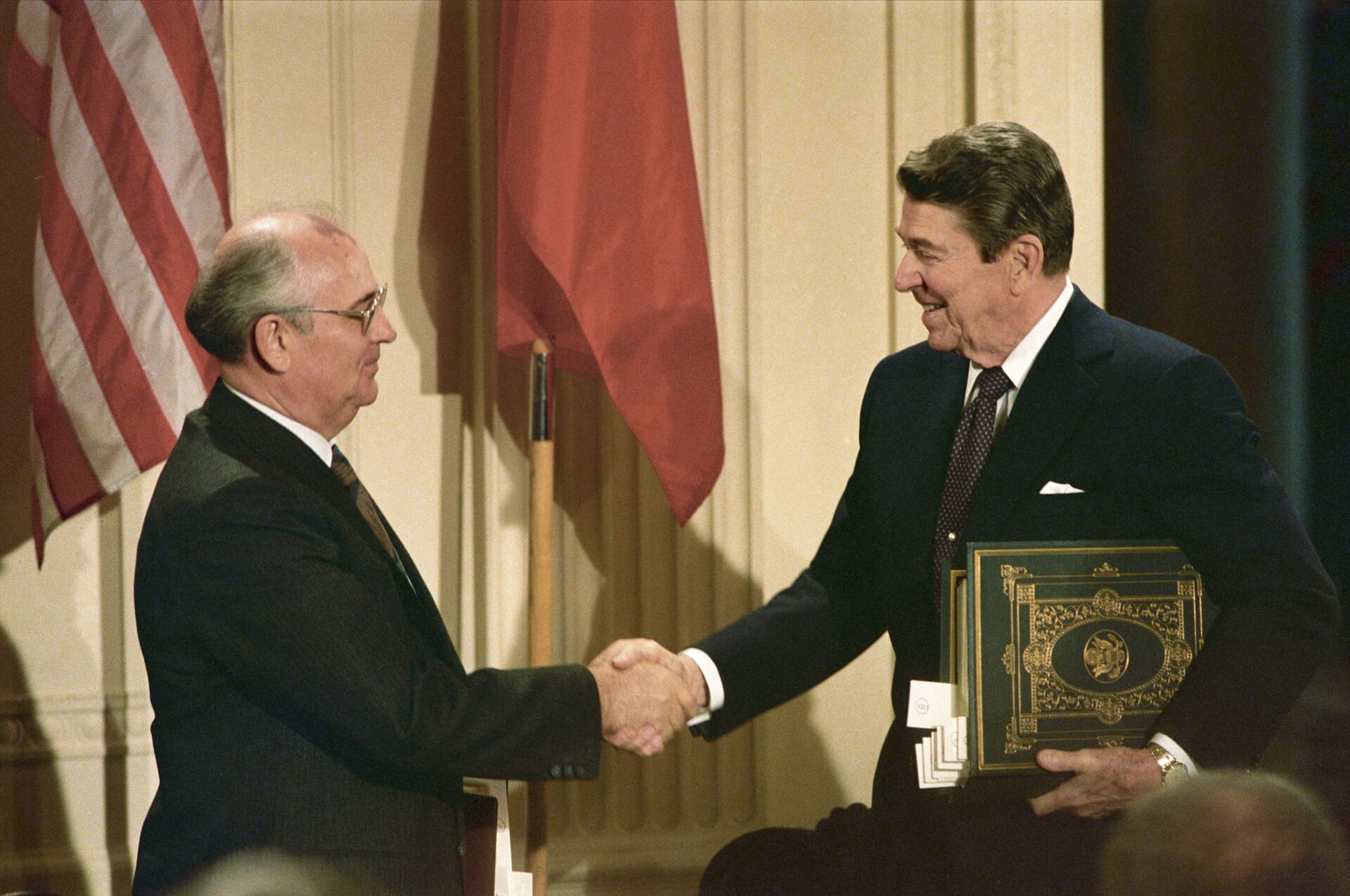 Secretário Geral do PC da URSS, MIkhail Gorbachev, e presidente dos EUA, Ronald Reagan, assinam Tratado INF, em dezembro de 1987 - Sputnik Brasil, 1920, 31.08.2022