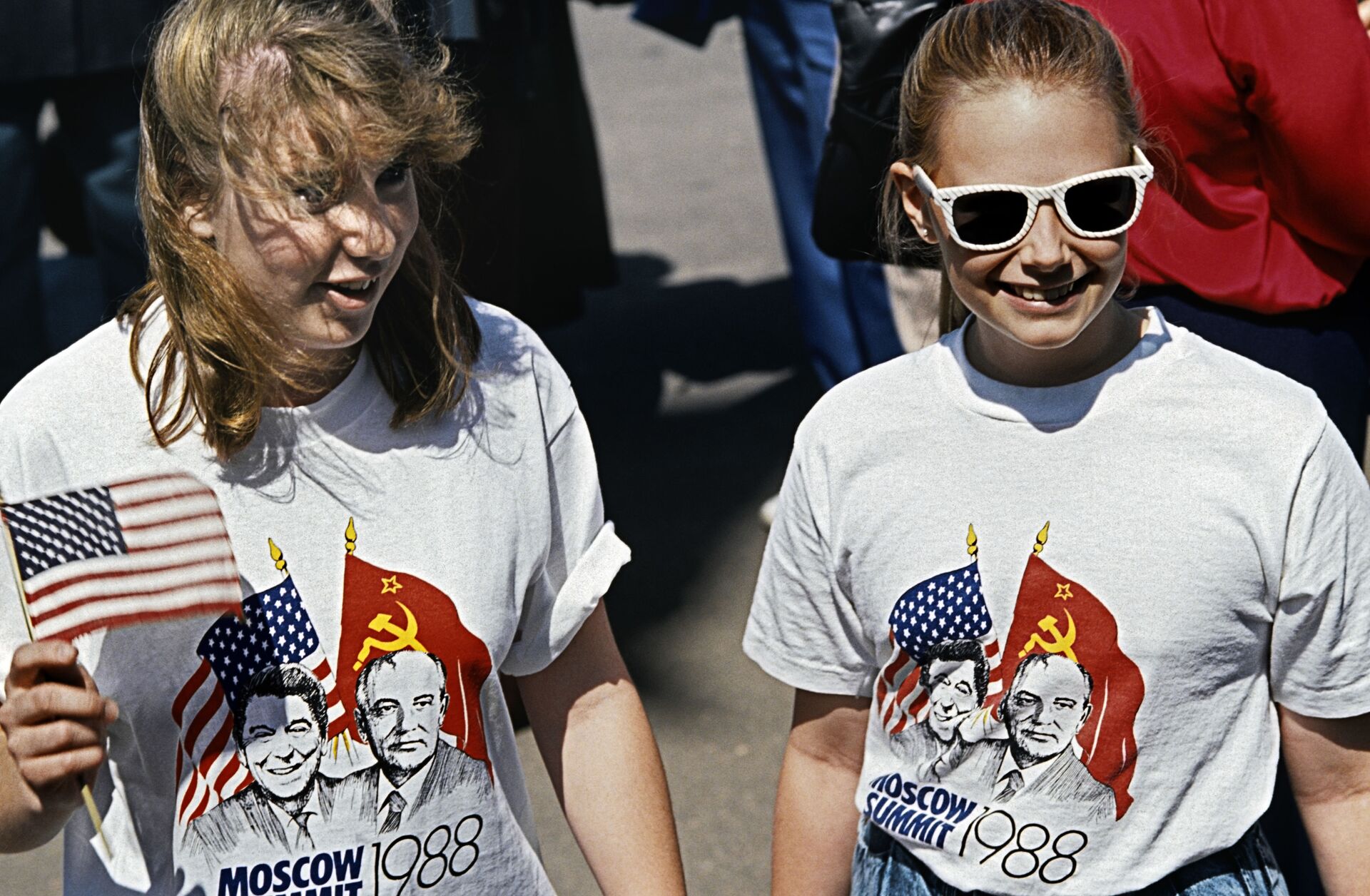 Garotas soviéticas usam camiseta comemorativa da amizade entre Gorbachev e Reagan, em Moscou, em maio de 1988 - Sputnik Brasil, 1920, 31.08.2022