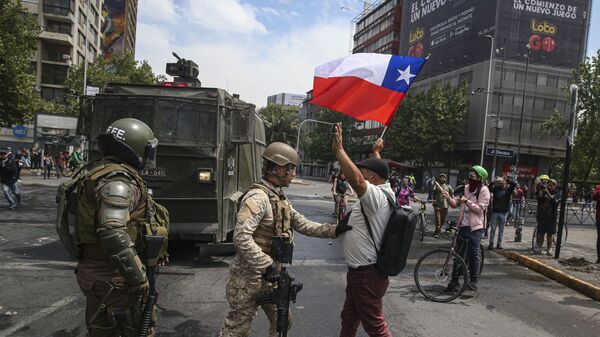 Soldado intercepta manifestante durante protestos no Chile, em 19 de outubro de 2019 - Sputnik Brasil