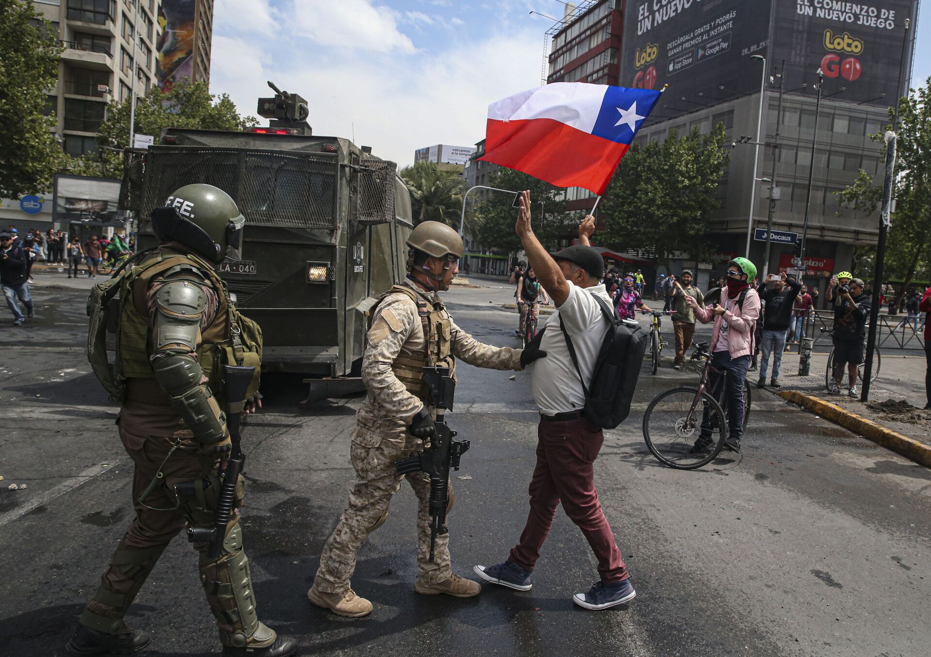 Soldado intercepta manifestante durante protestos no Chile, em 19 de outubro de 2019 - Sputnik Brasil, 1920, 01.09.2022
