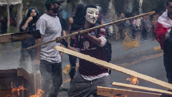 Manifestante com máscara durante protesto em Santiago, no Chile. Foto de outubro de 2019 - Sputnik Brasil